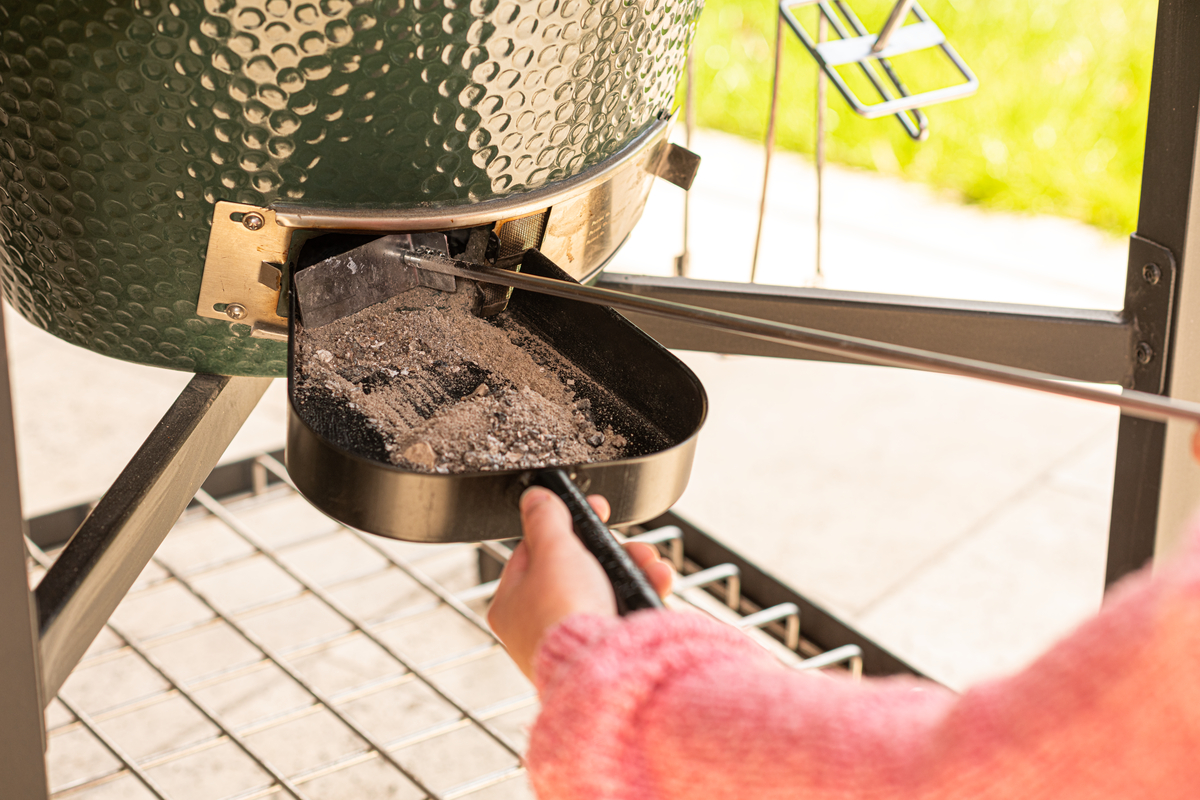 Ash removal pan in use